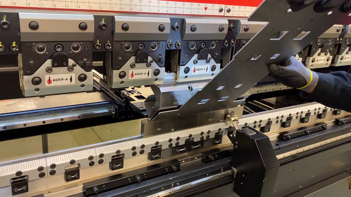 Bending on the Amada HRB 1003 ATC press brake
