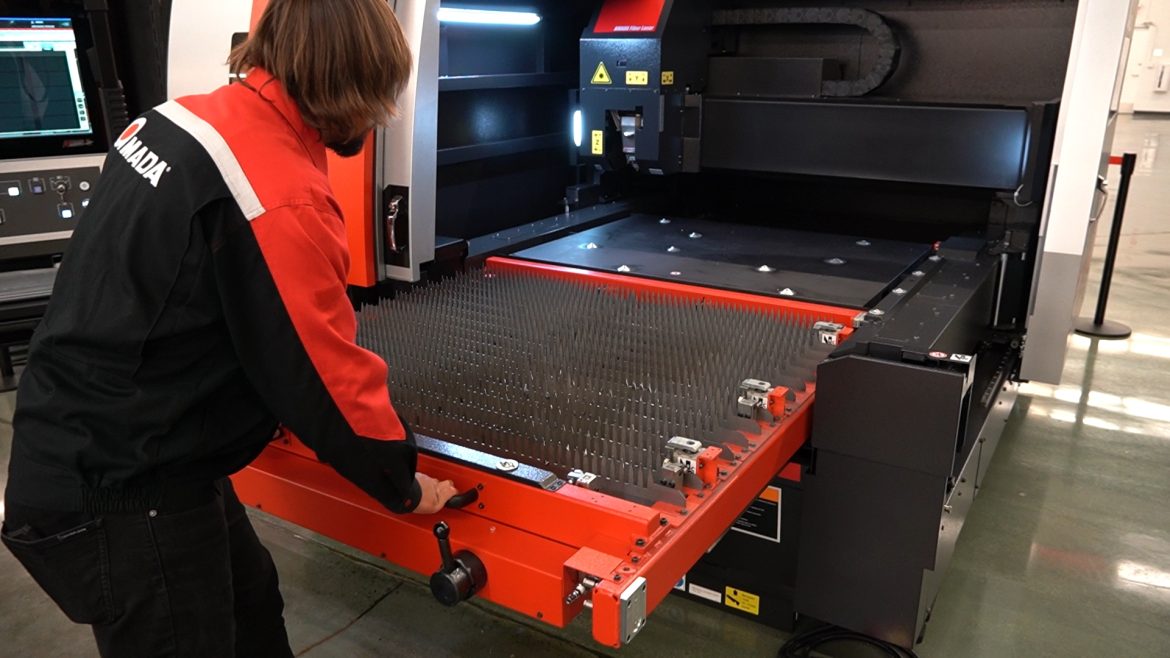 BREVIS photo_1.1.1 Open cutting area of the AMADA BREVIS 1212 AJ