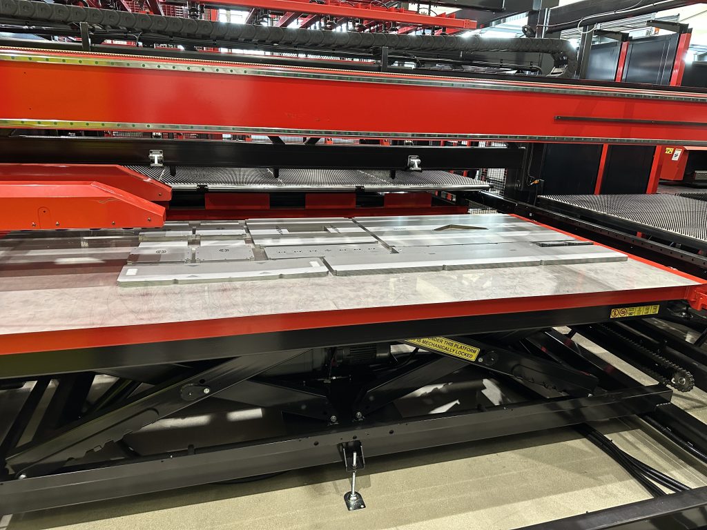 Photo of the Scissor table of the RMP 3015 PR EU S